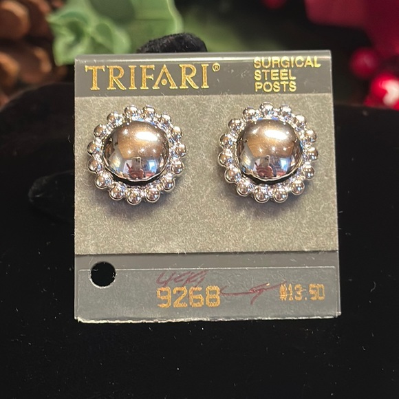 Trifari Silver Earrings silver circle button like with edging